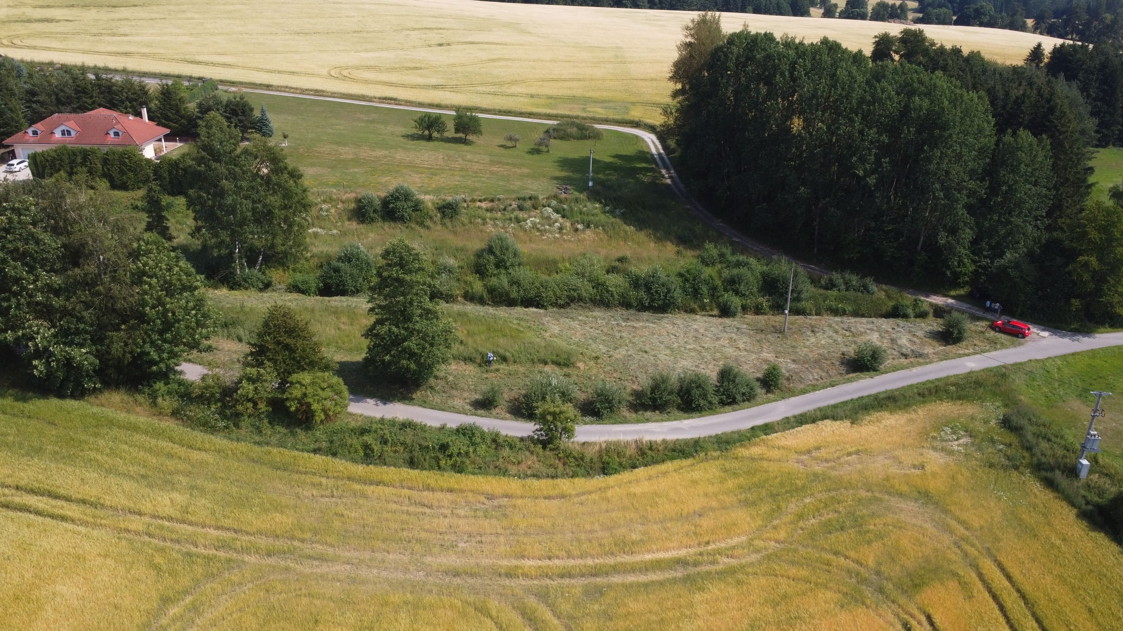 Pozemek 🏡 Pronájem velkého pozemku pro až 3 tiny housy – Smrčná na Moravě. Cena 3 × 5 000 Kč / měsíc (za 3 jednotky)