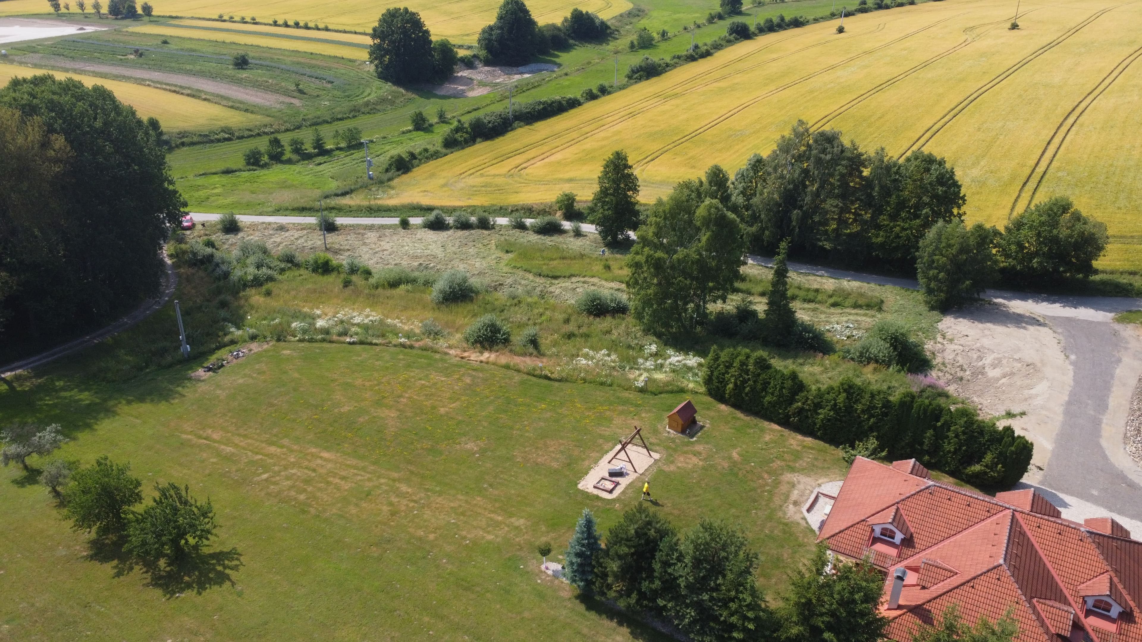 Pozemek 🏡 Pronájem velkého pozemku pro až 3 tiny housy – Smrčná na Moravě. Cena 3 × 5 000 Kč / měsíc (za 3 jednotky)