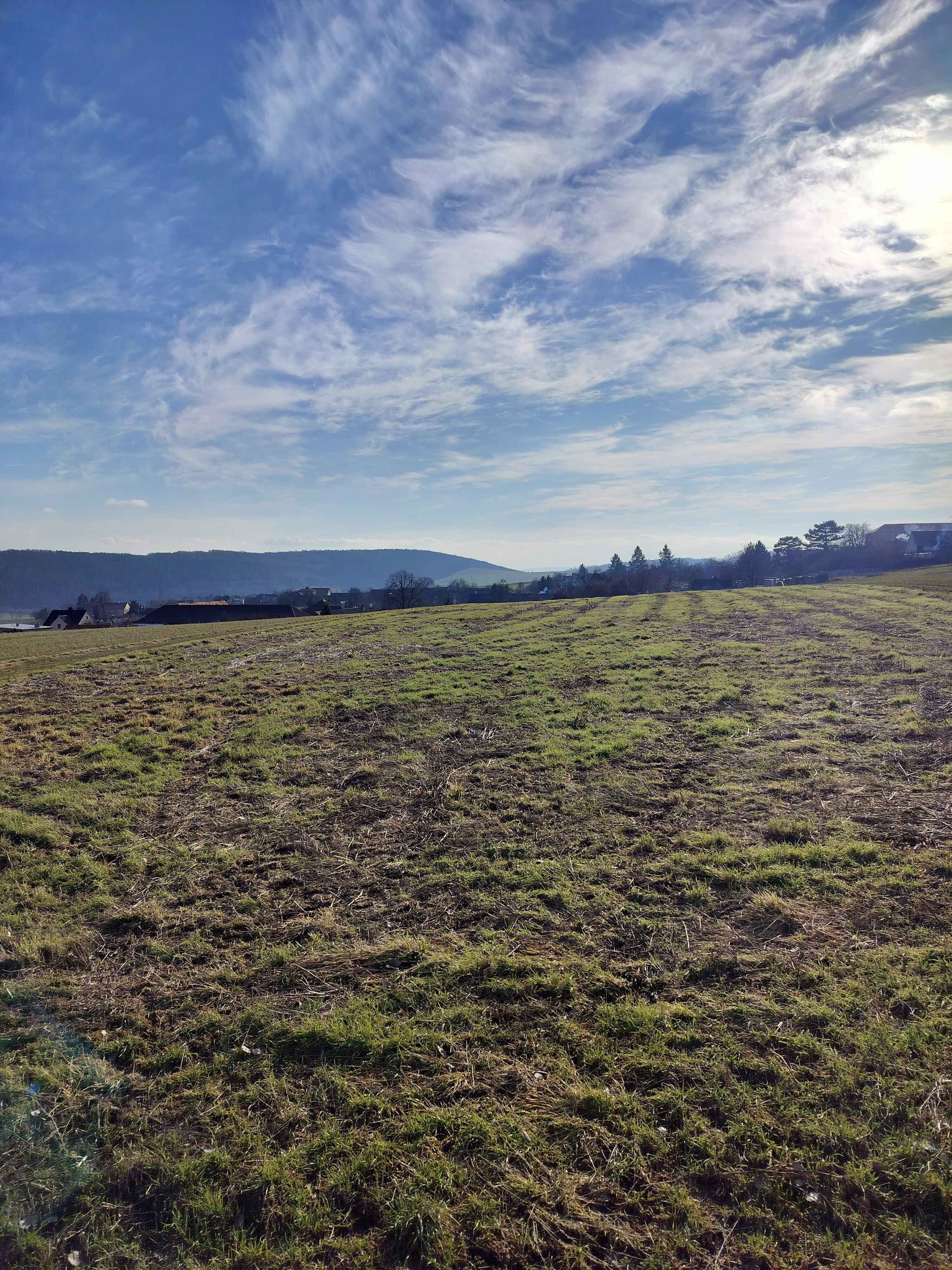Pozemek 🏡 Pronájem prostorného pozemku ve venkovské krajině – Hudlice u Berouna
