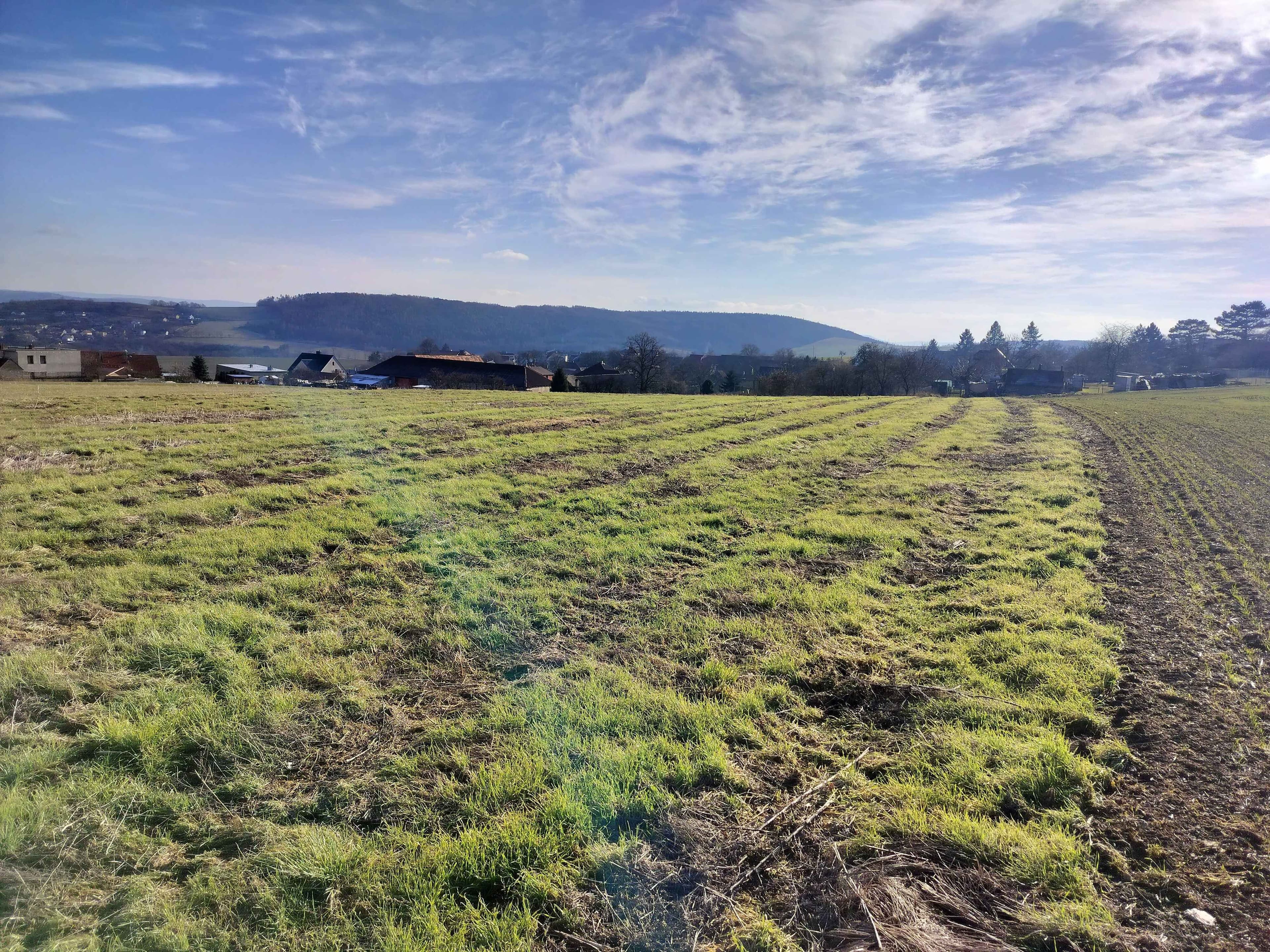 Pozemek 🏡 Pronájem prostorného pozemku ve venkovské krajině – Hudlice u Berouna