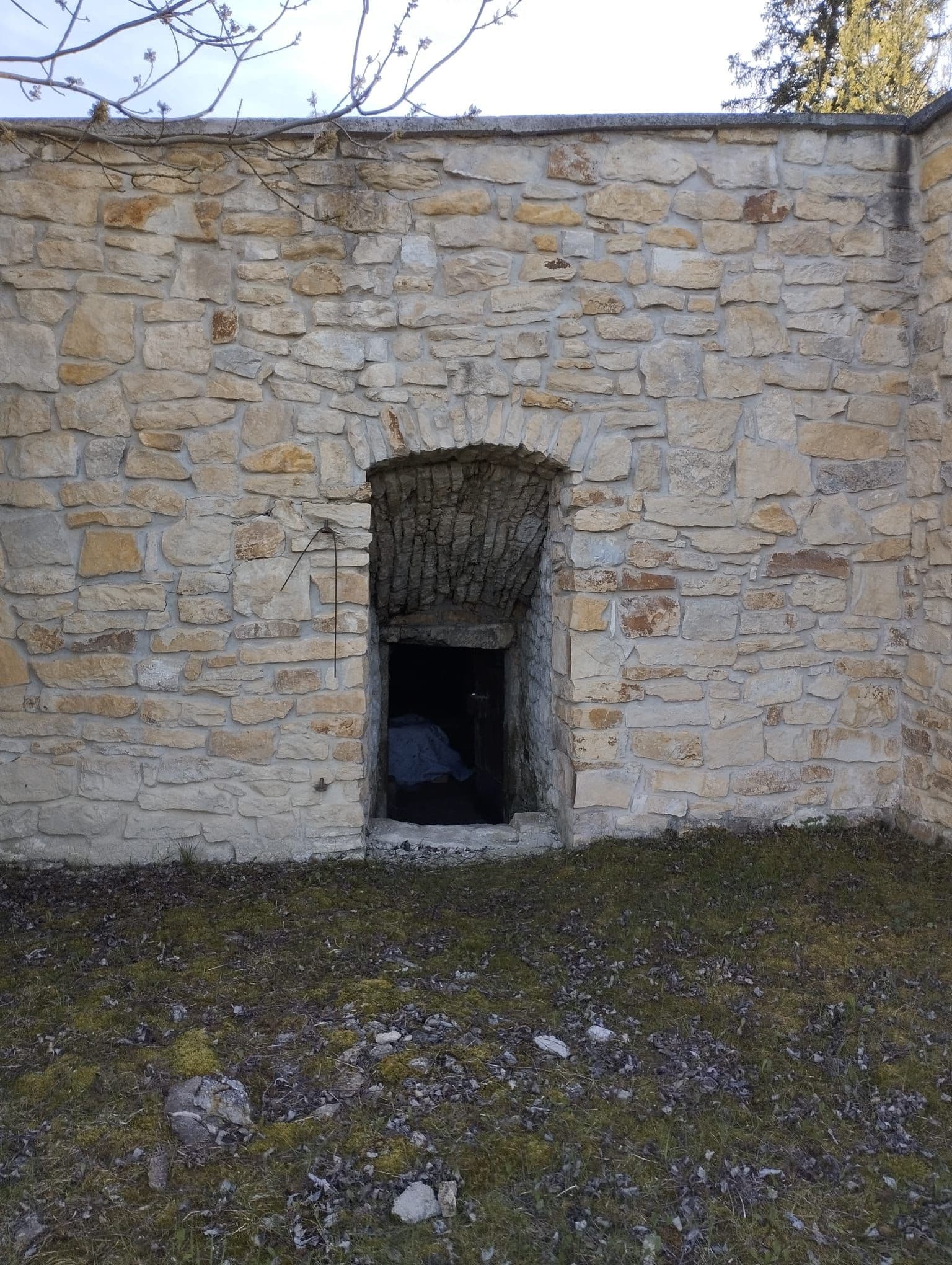 Pozemek 🏡 Pronájem malebného venkovského pozemku v Jištěrpech – pro klidné bydlení i ubytování pod kopcem Sedlo