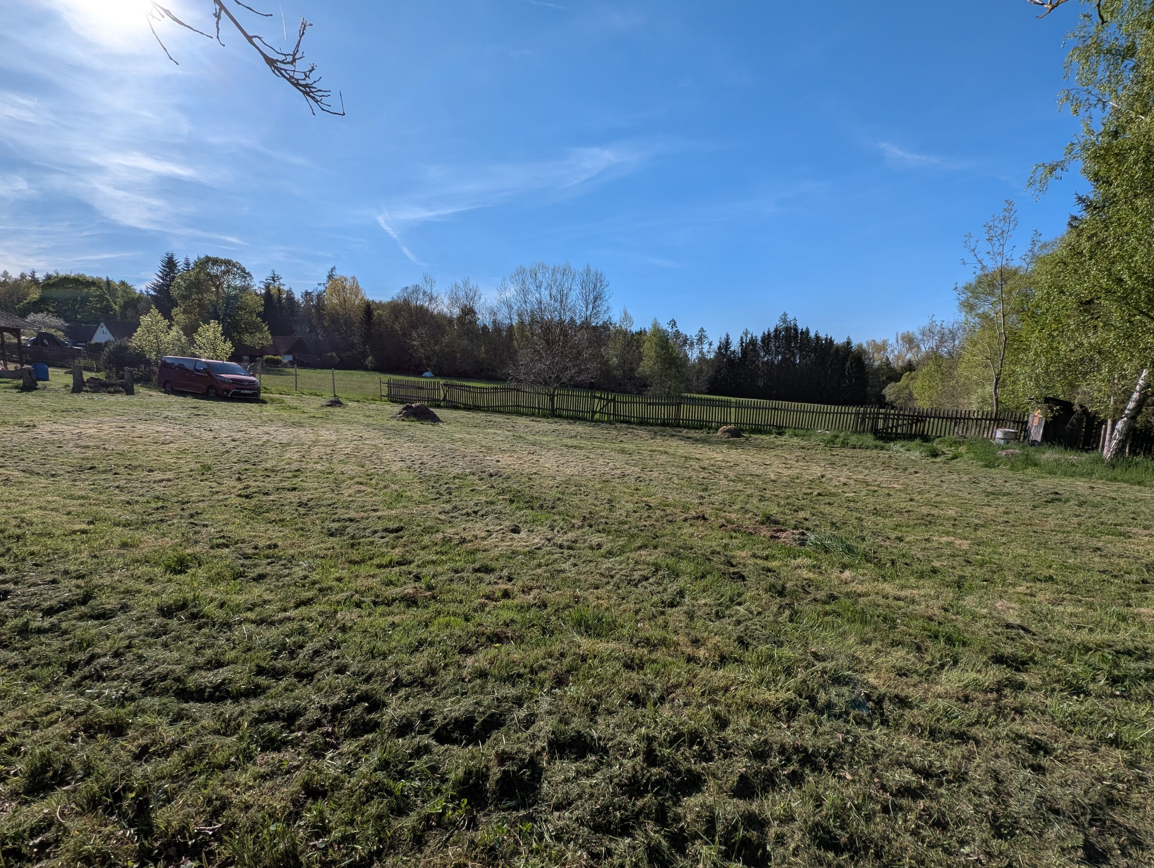 Pozemek 🏡 Pronájem části pozemku v obci Jedlany – pro rekreační nebo trvalé bydlení v přírodě