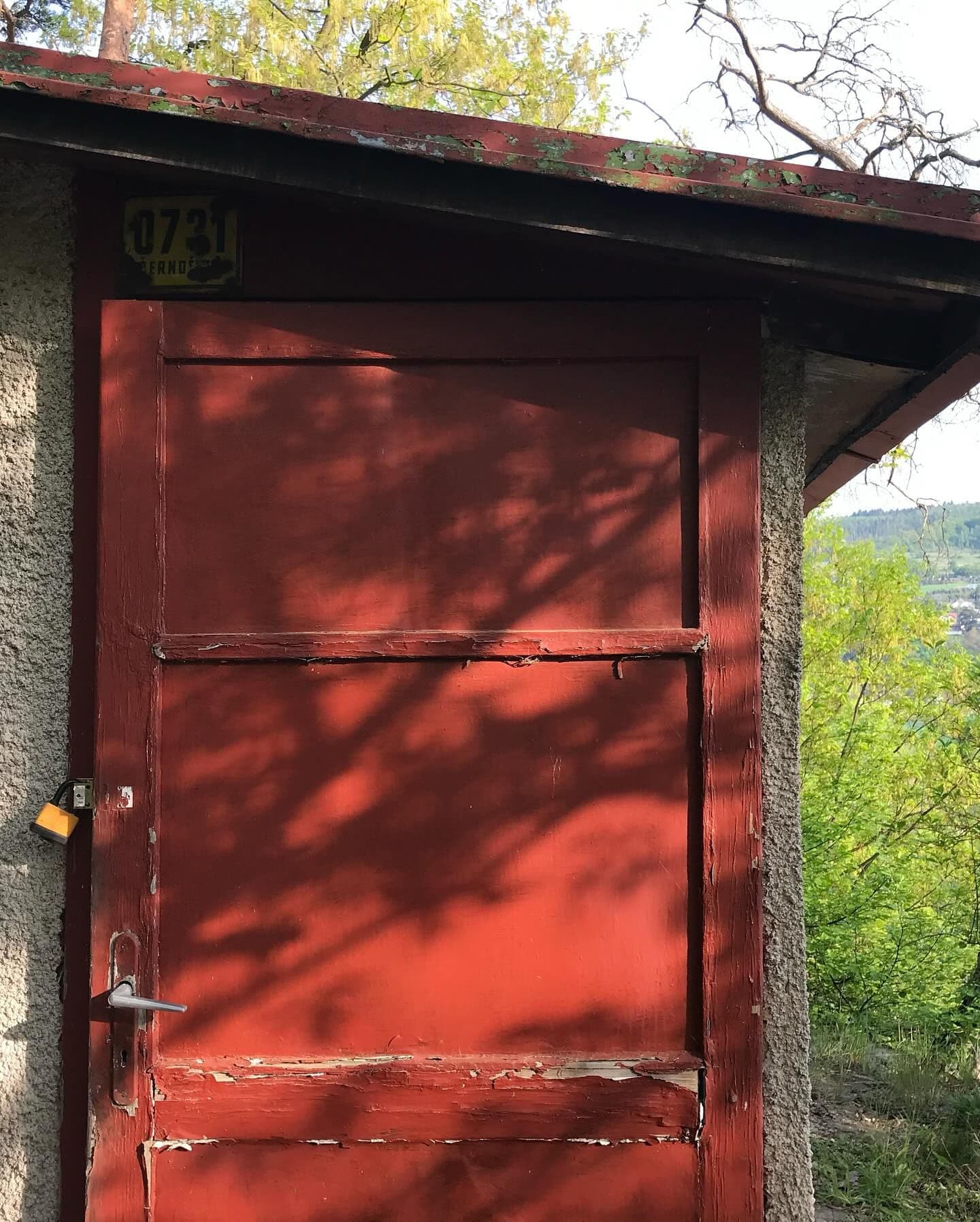 Pozemek 🏡 Prodej svažitého pozemku s chatou k rekonstrukci – Černošice, Slunečná Pozemek 🏡 Prodej svažitého pozemku s chatou k rekonstrukci – Černošice, Slunečná