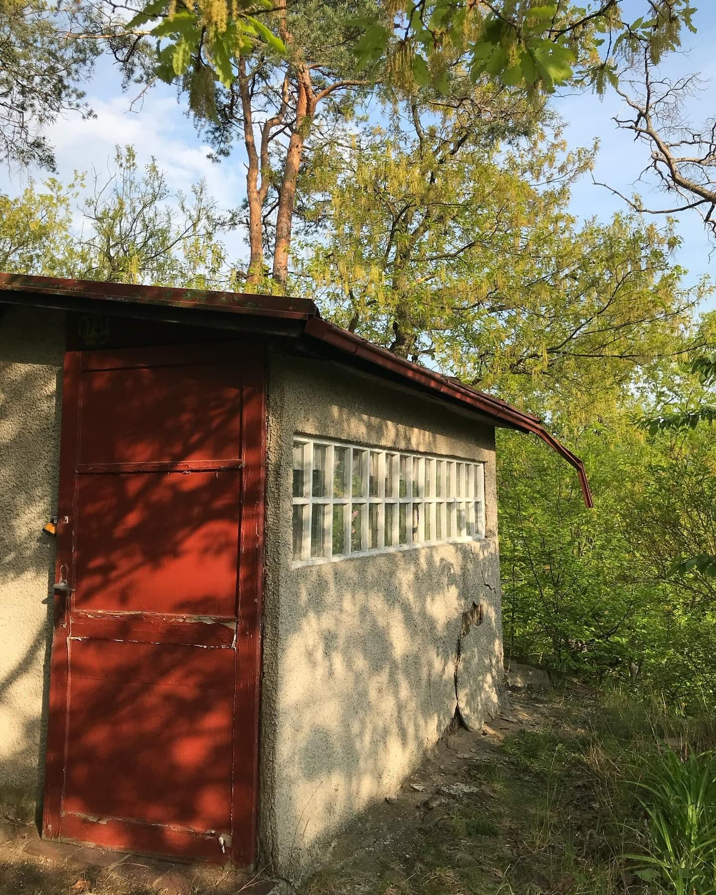 Pozemek 🏡 Prodej svažitého pozemku s chatou k rekonstrukci – Černošice, Slunečná Pozemek 🏡 Prodej svažitého pozemku s chatou k rekonstrukci – Černošice, Slunečná
