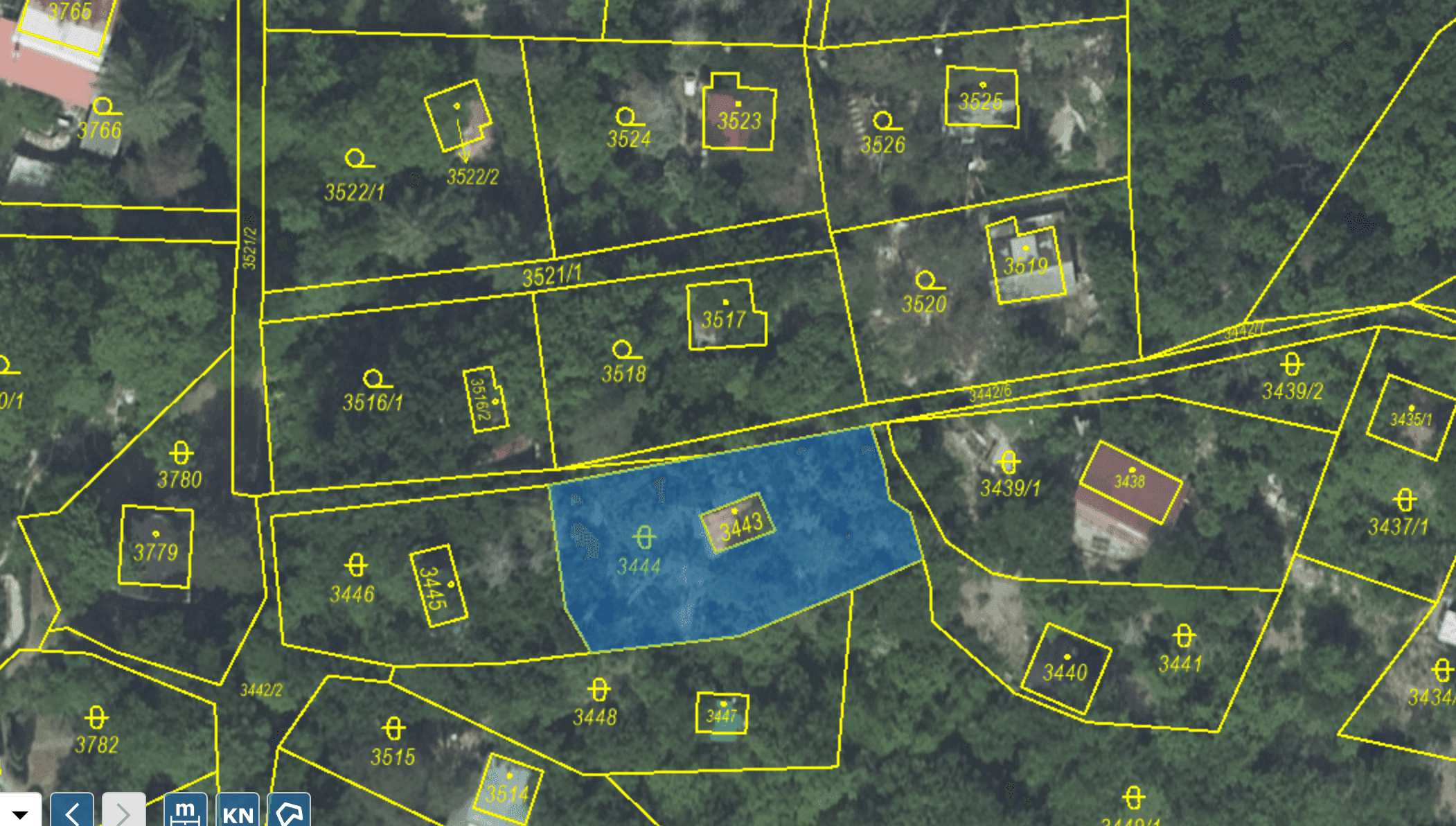 Pozemek 🏡 Prodej svažitého pozemku s chatou k demolici – Černošice, Slunečná