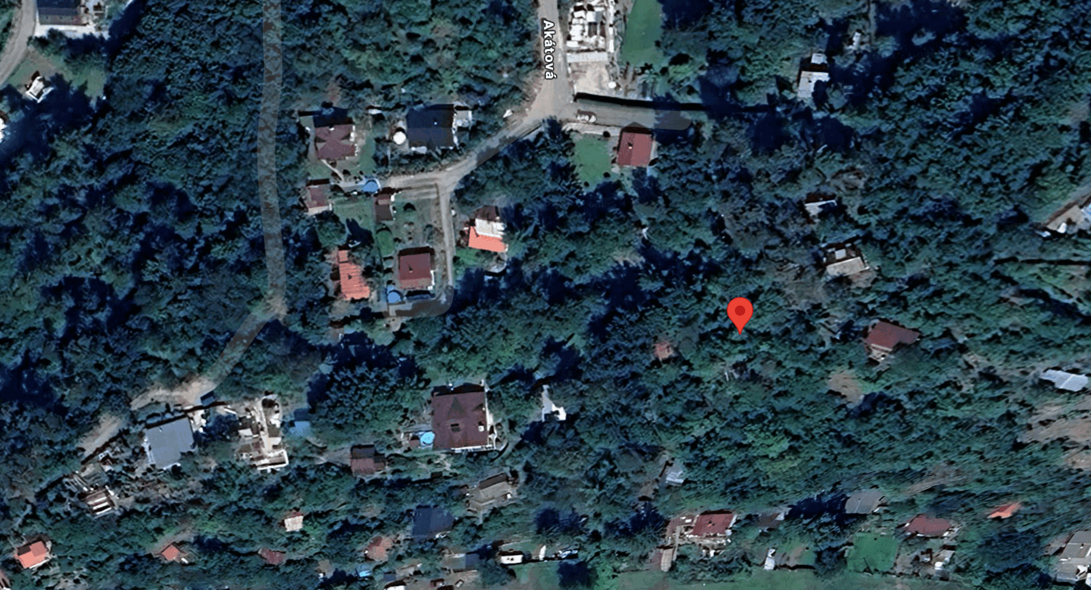 Pozemek 🏡 Prodej svažitého pozemku s chatou k demolici – Černošice, Slunečná